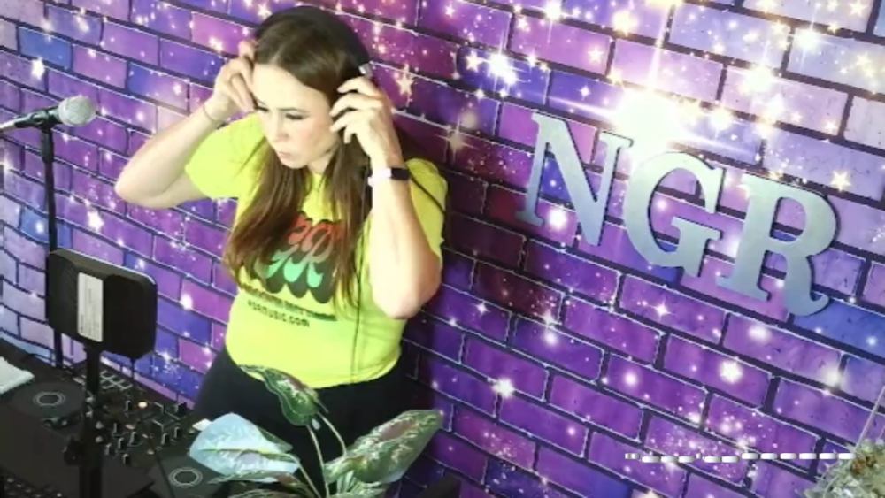 Jessica080806 Monday mix yellow listening to DJ headphones